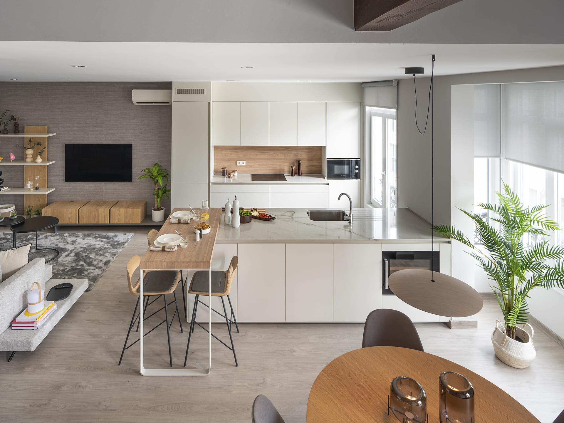 Cozinha aberta para a sala de estar com balcão para pequeno-almoço