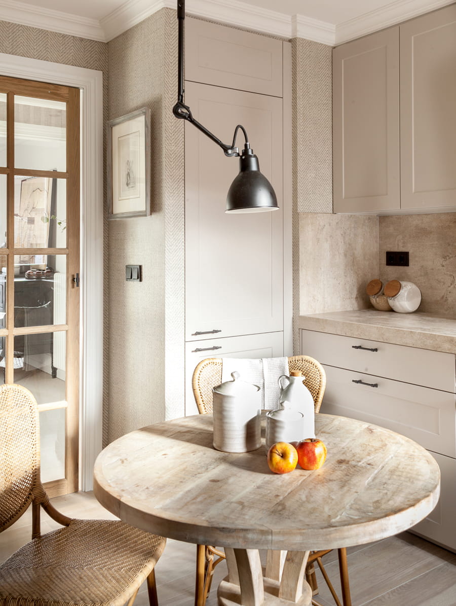 Cashmere keuken met tafel, hang- en onderkasten