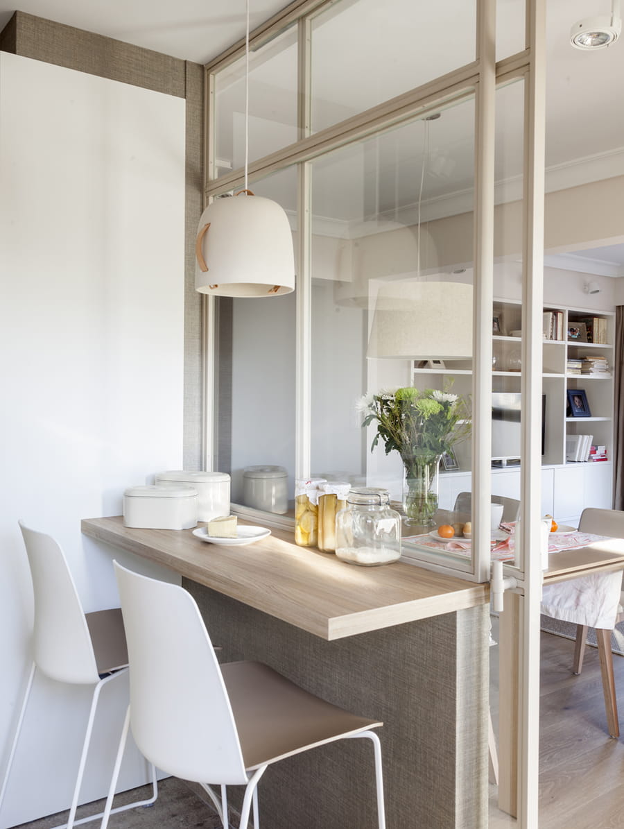 Keuken met bar in wit en zandgrijs