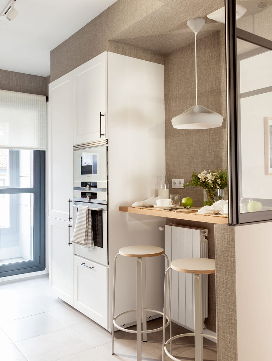 Keuken met bar en witte meubelen
