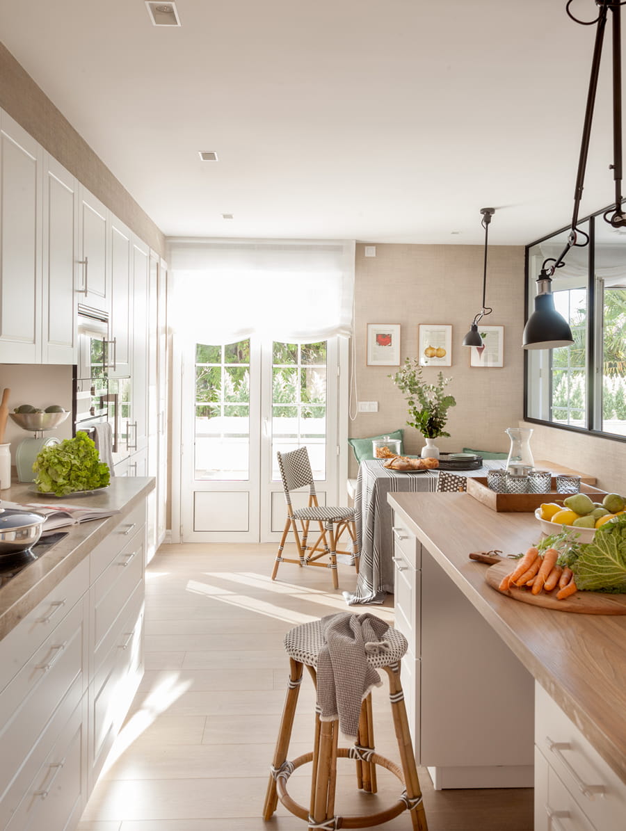 Witte L-vormige keuken met hout