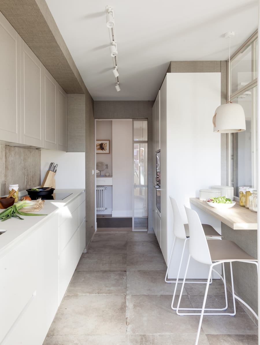 Parallelle keuken in wit en zandgrijs