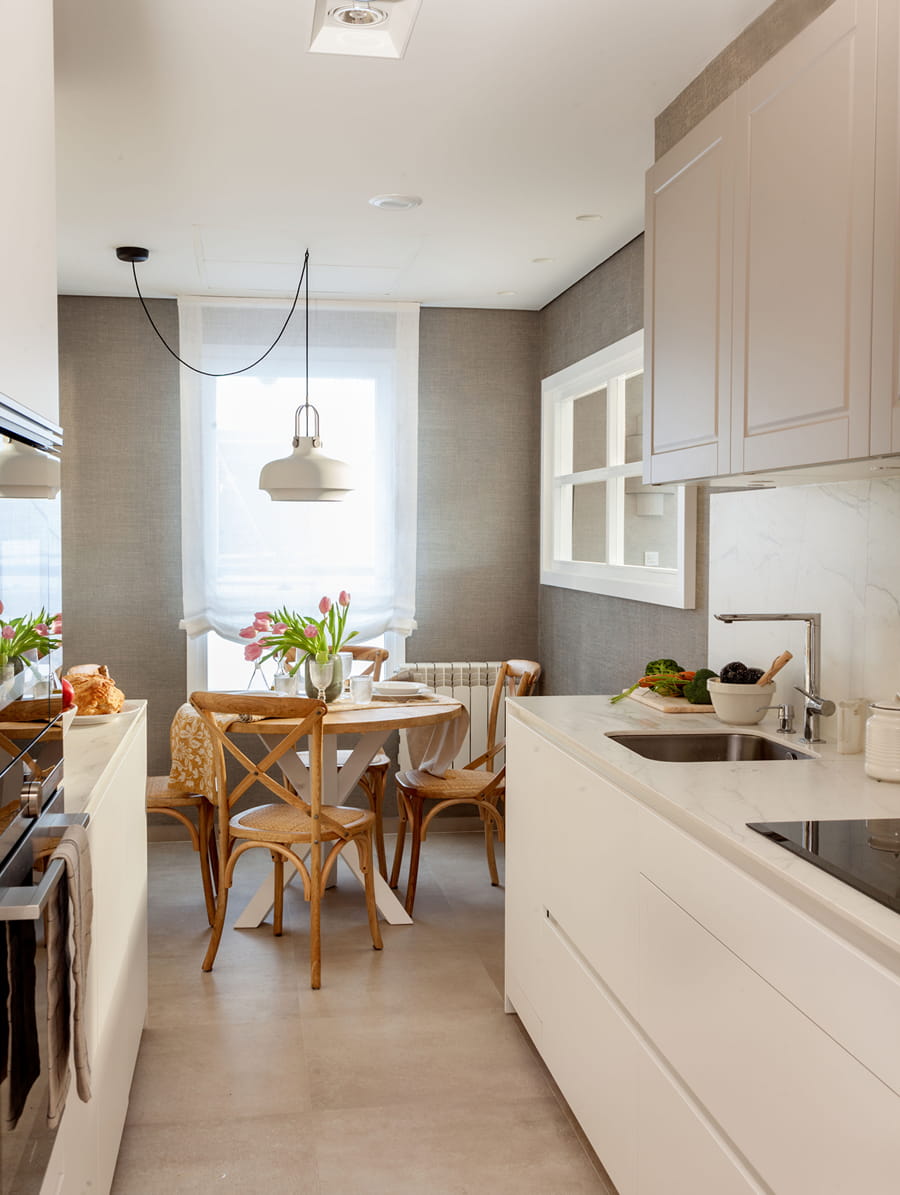 Parallelle keuken met centrale houten tafel