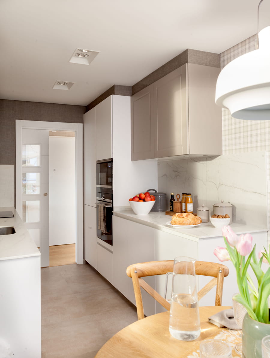 Parallelle keuken met hang- en onderkasten