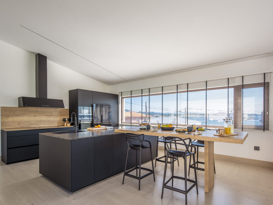Cozinha em preto e madeira com ilha