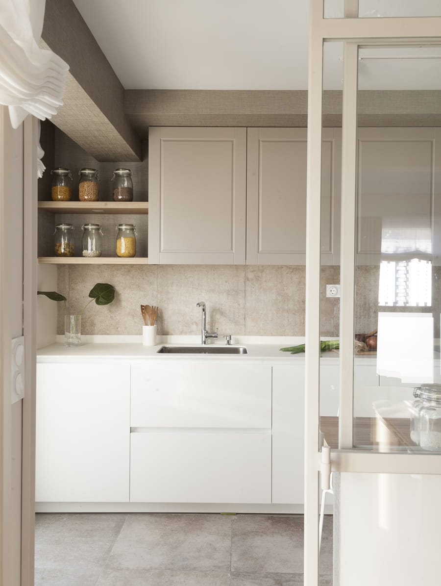 Halfopen keuken met glazen wand