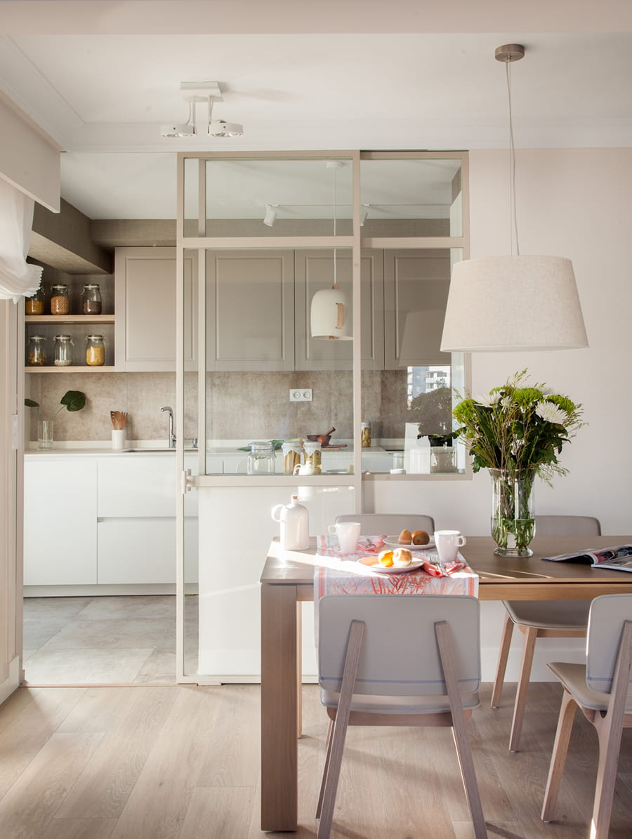 Halfopen keuken in wit en zandgrijs