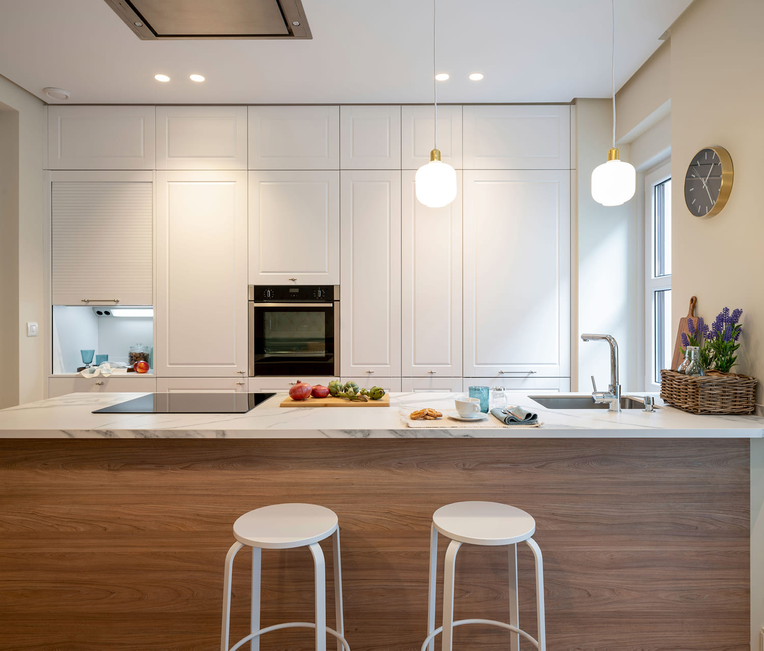 Cuisine blanche avec îlot et meubles colonnes blancs