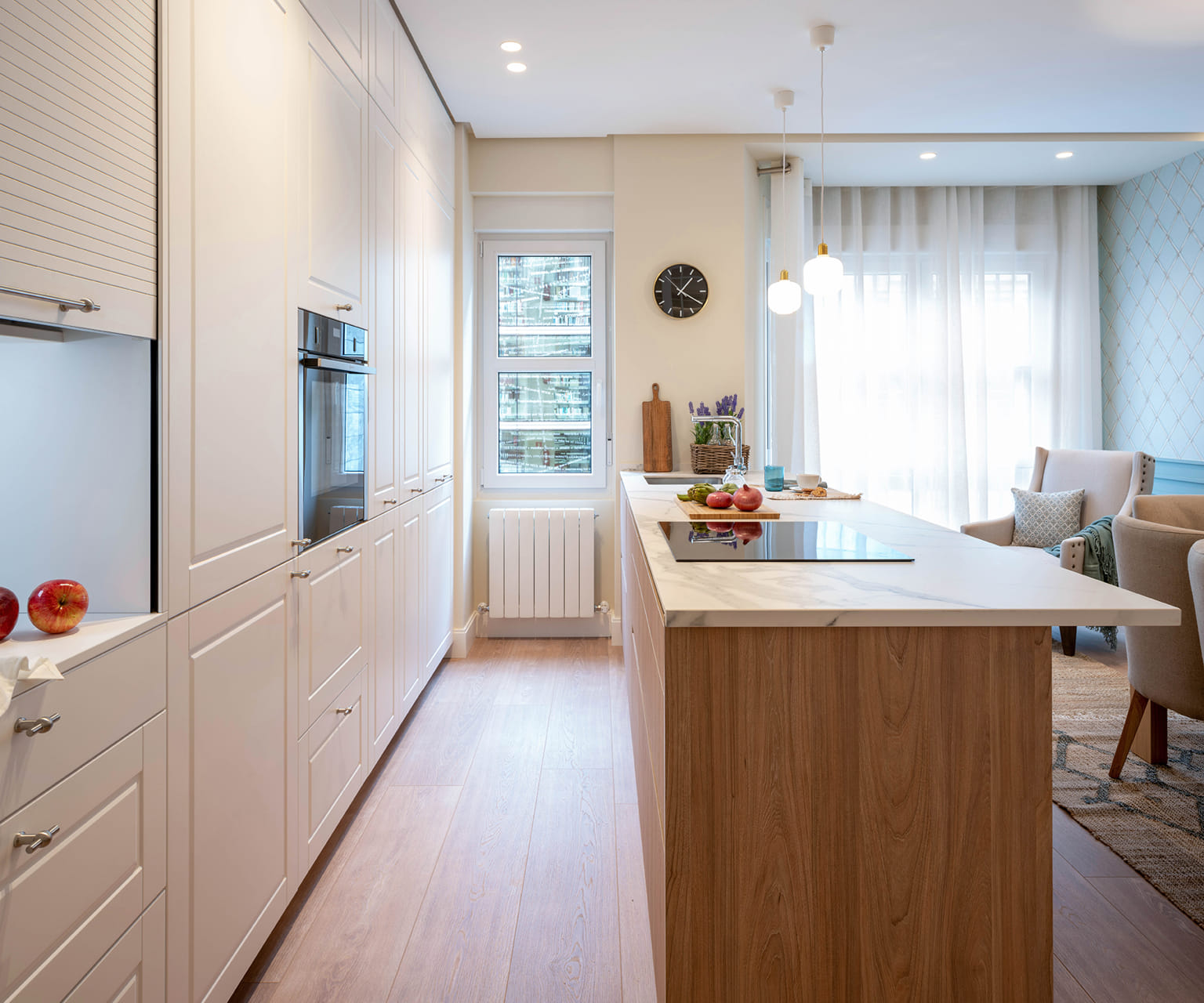 Cuisine blanche avec îlot et bureau Santos