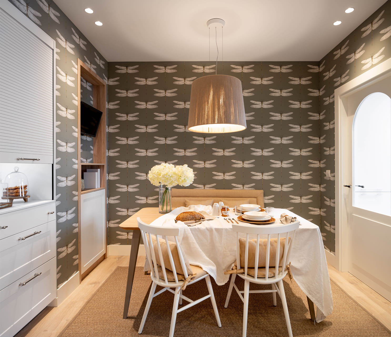 Cuisine blanche avec table centrale