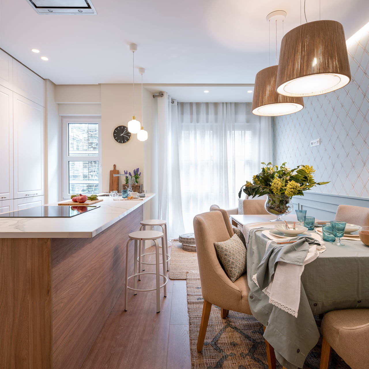 Cuisine blanche et bois avec îlot central