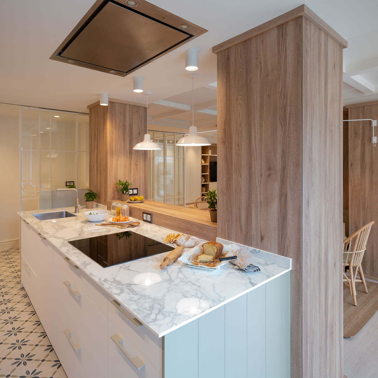 Cuisine blanche et bois avec îlot