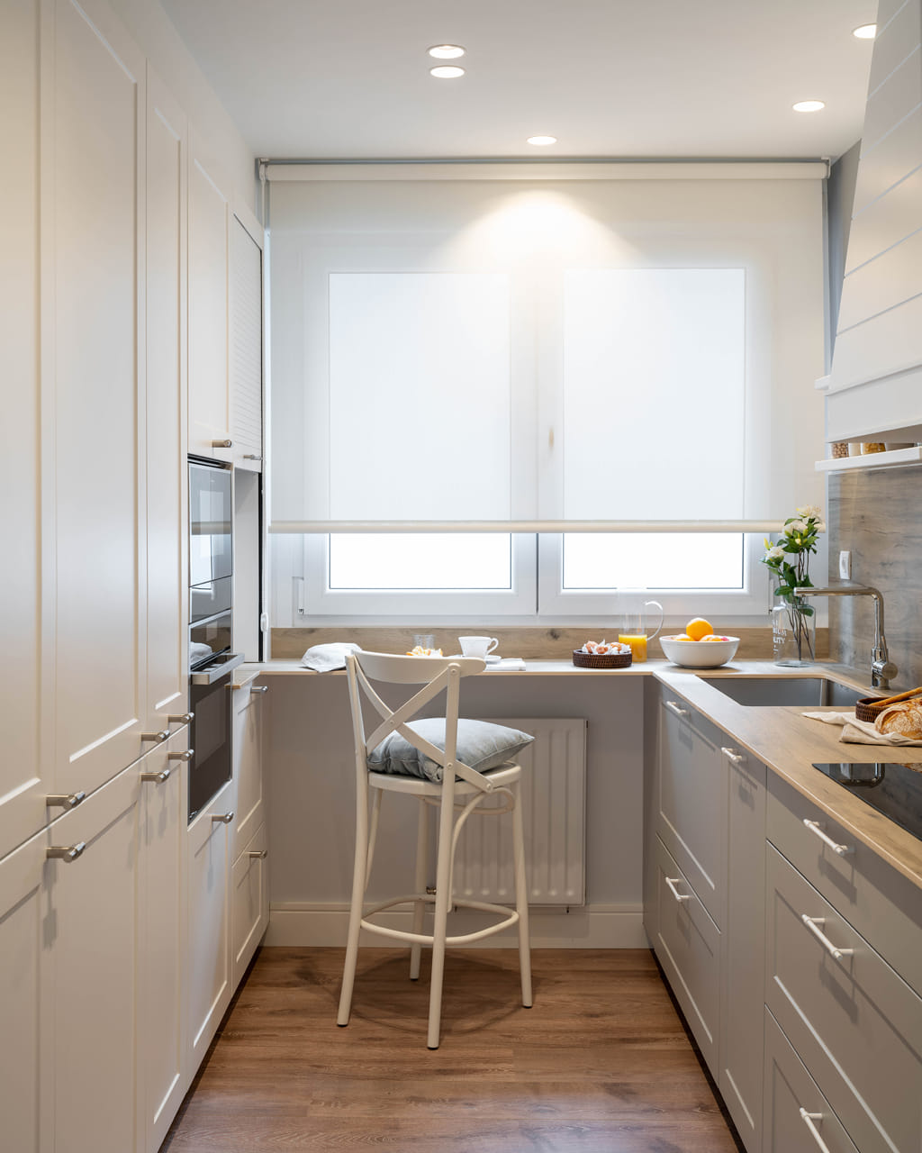Petite cuisine avec comptoir blanche et grise Santos