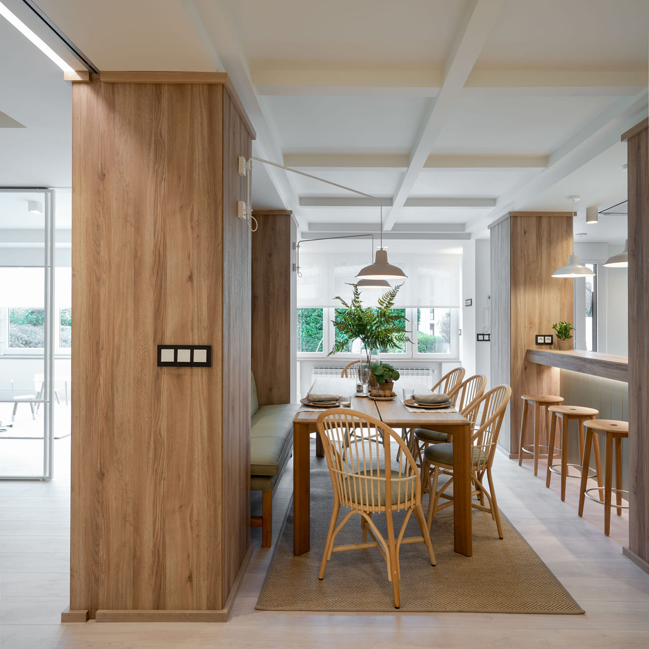 Salle à manger avec table centrale en bois