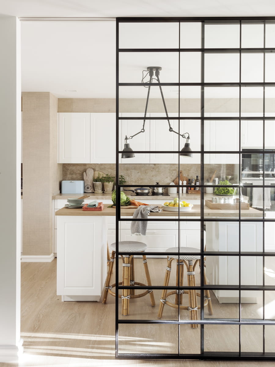 Witte keuken met eiland glazen wand