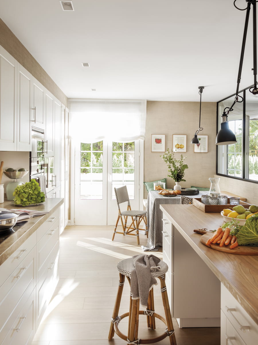 Witte L-vormige Santos keuken met eiland