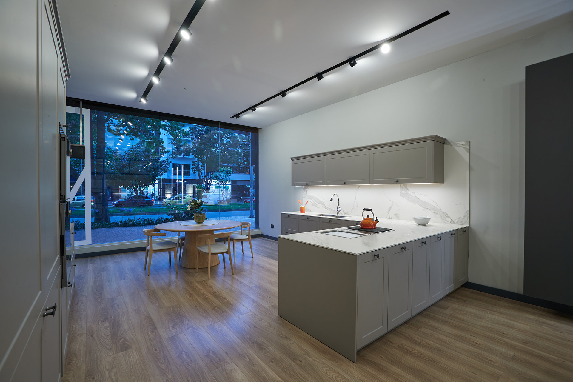 Zandgrijze keuken in de showroom van Santos Bogota