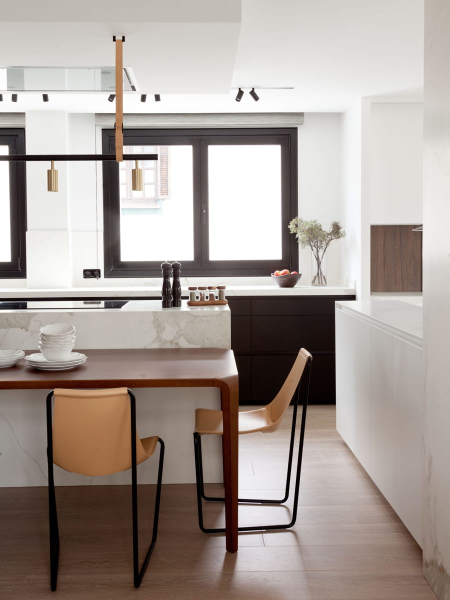 Keuken met eiland in wit, zwart en hout