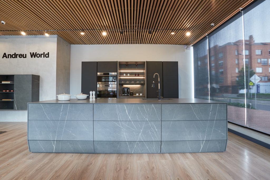 Keuken met eiland Santos in expositie