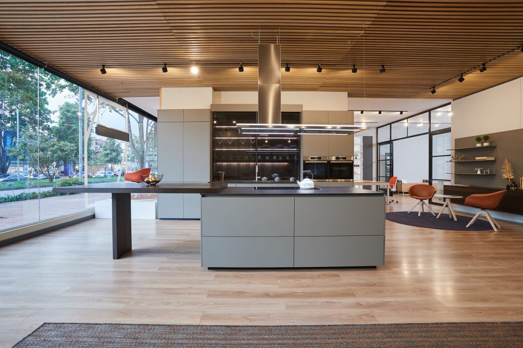 Keuken met eiland in de showroom van Santos Bogota