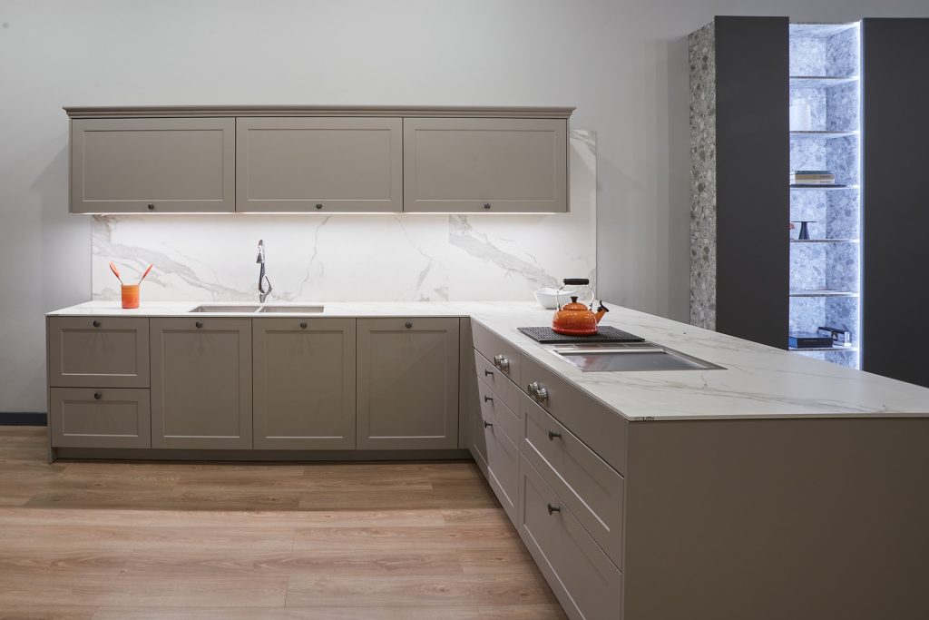 L-vormige keuken kleur Zandgrijs Zijdemat