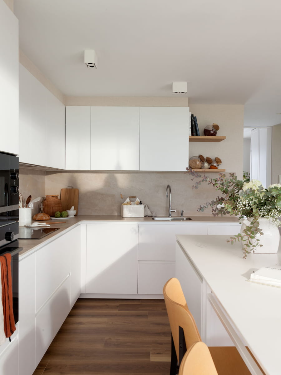 Ontwerp witte Santos keuken met eiland