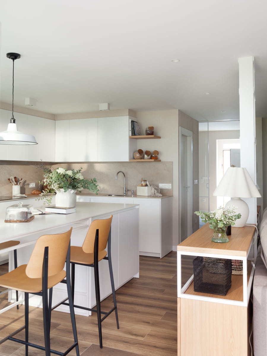 Ontwerp witte keuken met eiland door Natalia Zubizarreta