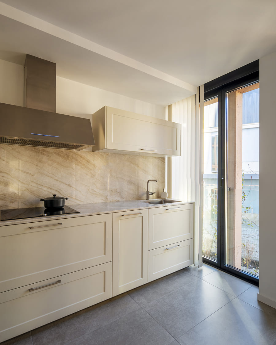 Cuisine avec meuble haut rabattable et éclairage LED