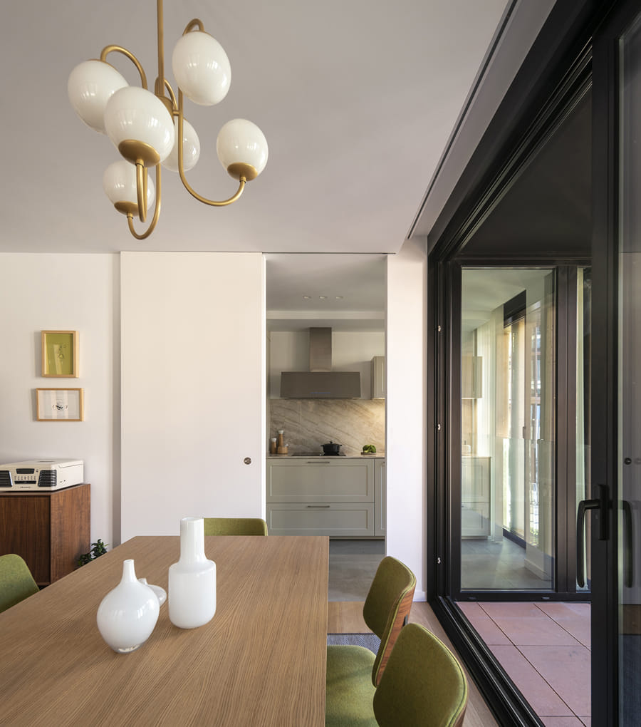Salle à manger avec table centrale et ouverte sur la cuisine Santos