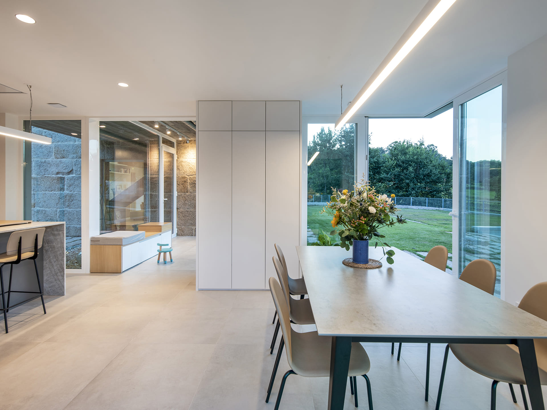 Hall vitré ouvert sur la cuisine et la salle à manger