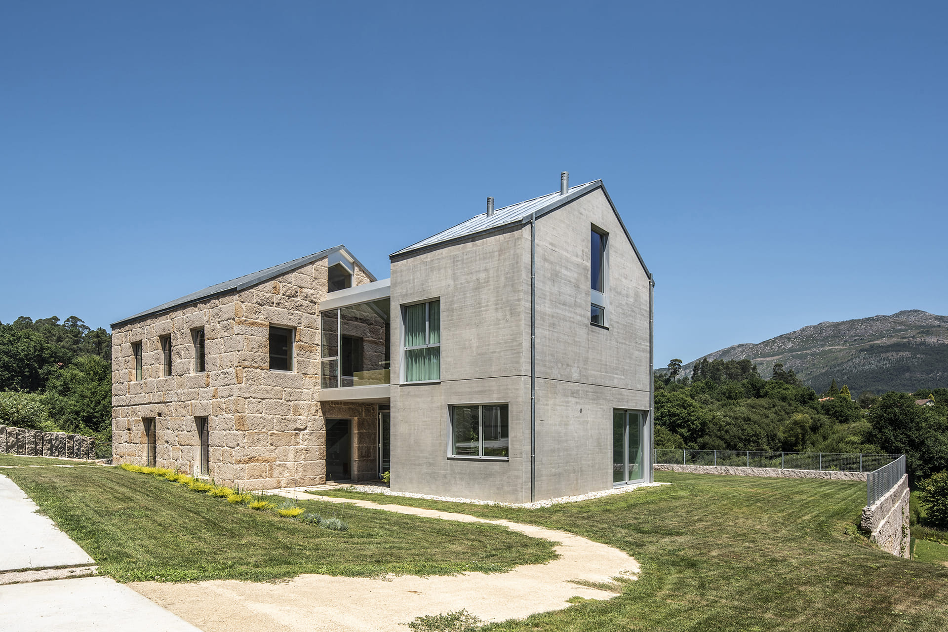Rénovation d'une maison en pierre avec jardin