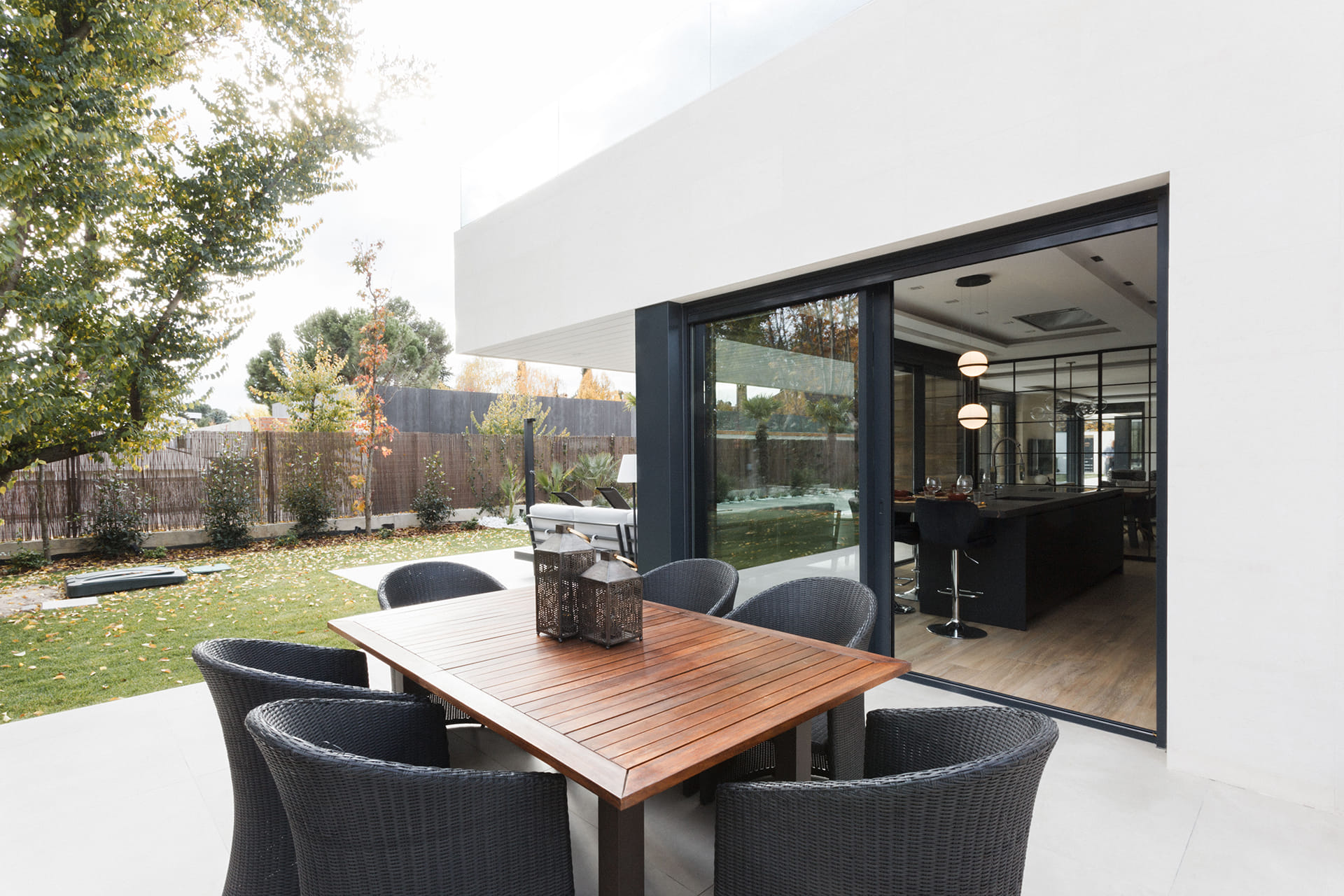 Maison avec cuisine ouverte sur le jardin