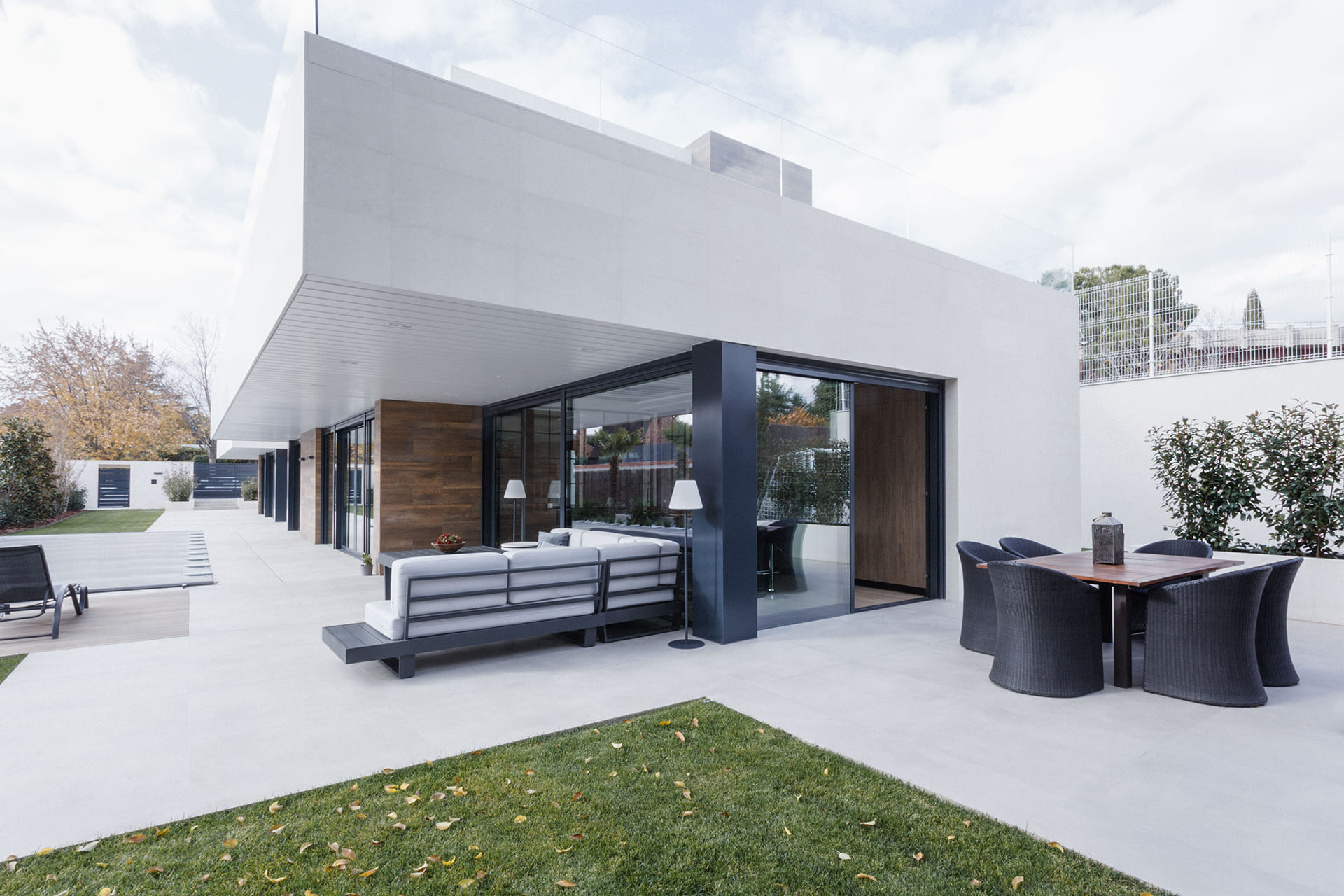 Logement avec intérieur et extérieur connectés