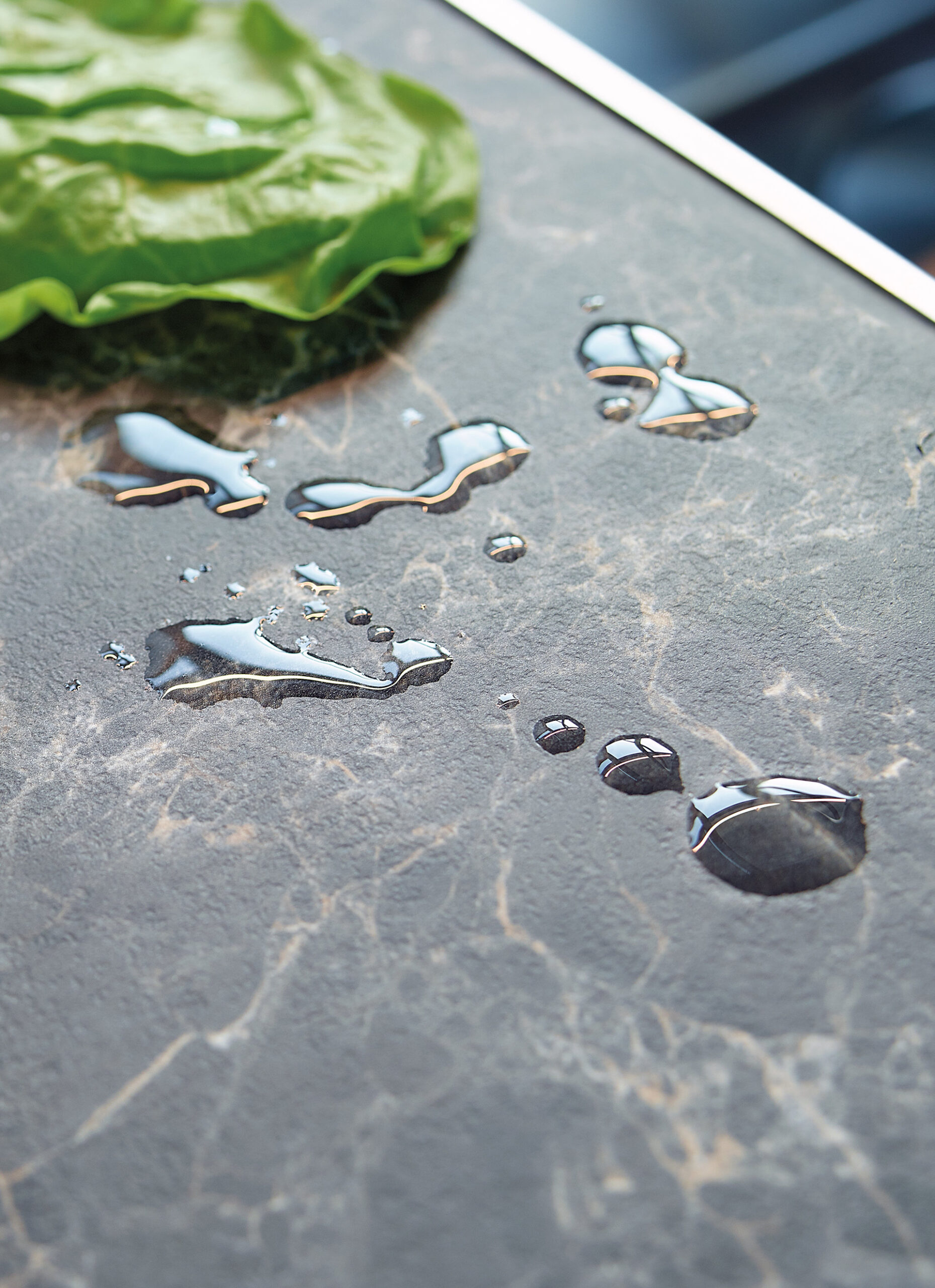 Cocina gris con encimera laminado mármol