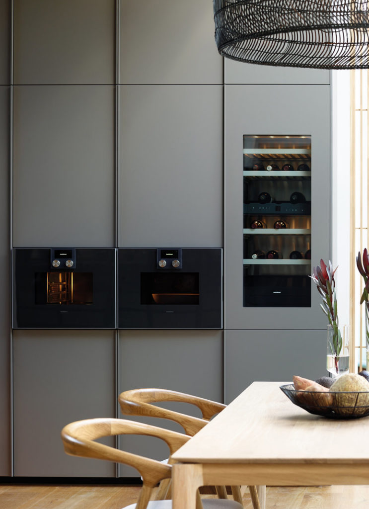 Cocina gris con muebles columna