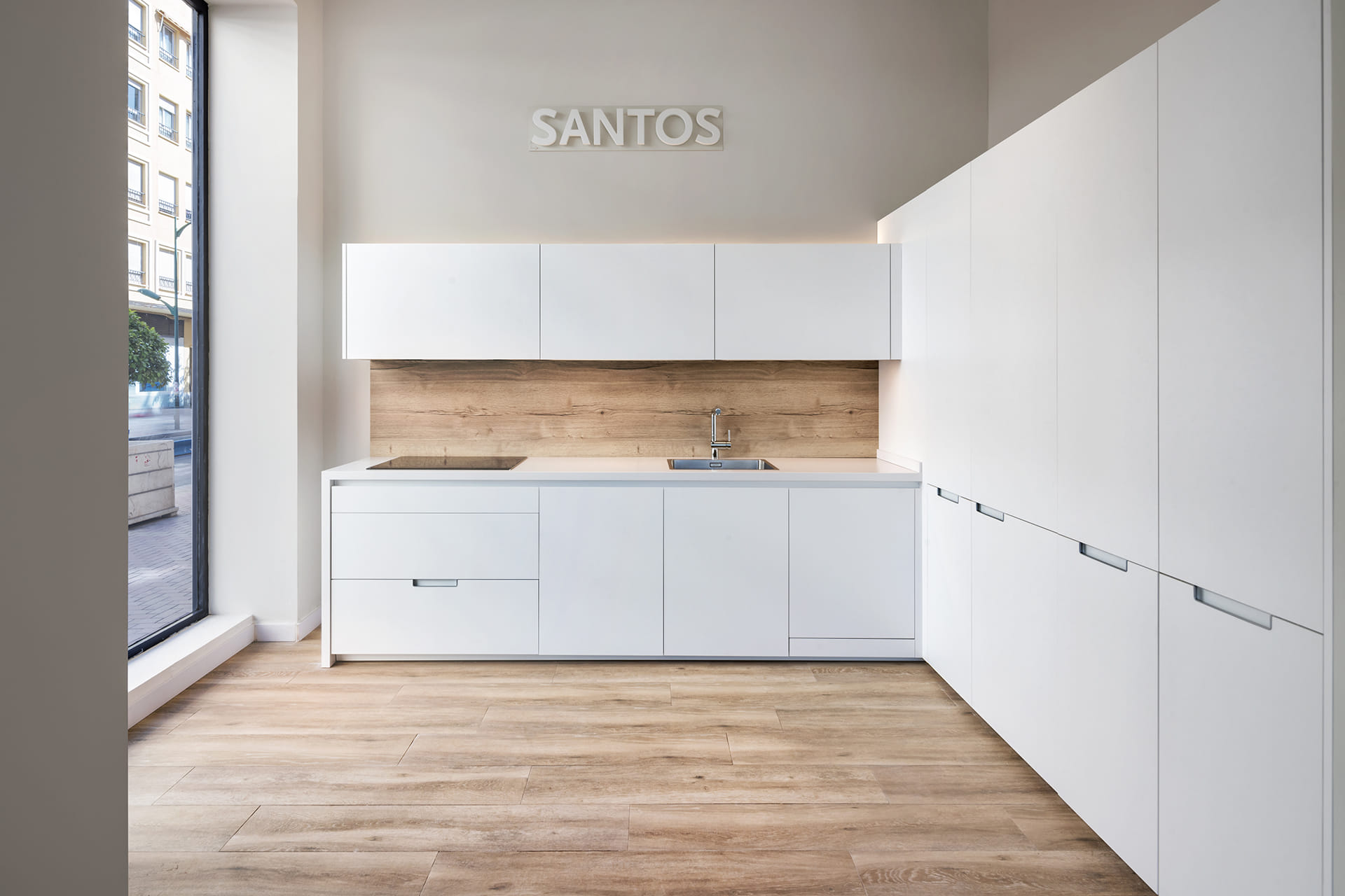 Cuisine Santos avec armoire blanche et façades en bois de chêne