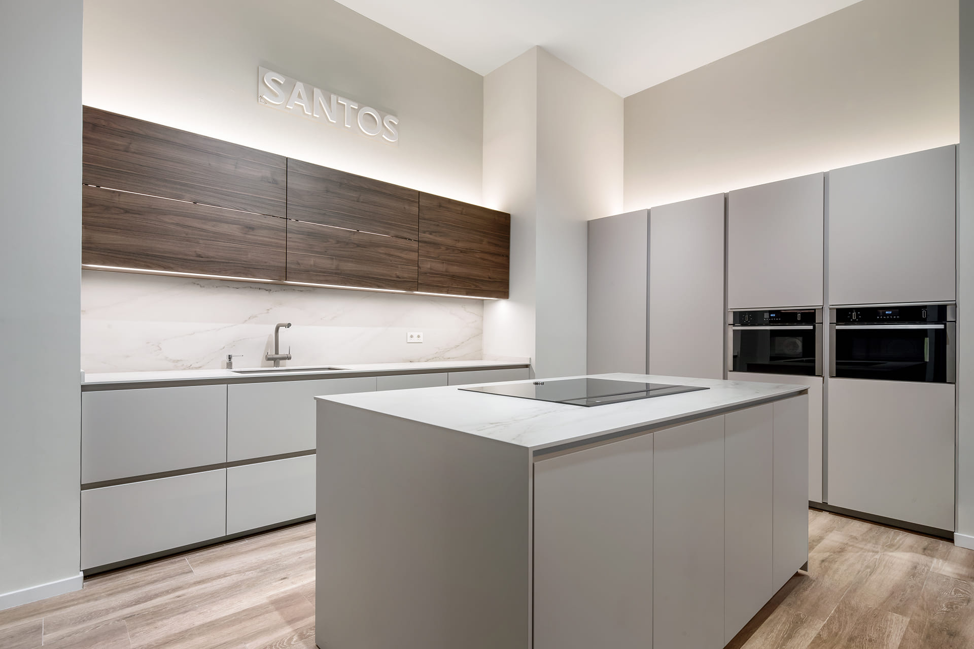 Cuisine Santos avec armoires Cachemire et façades en bois de noyer