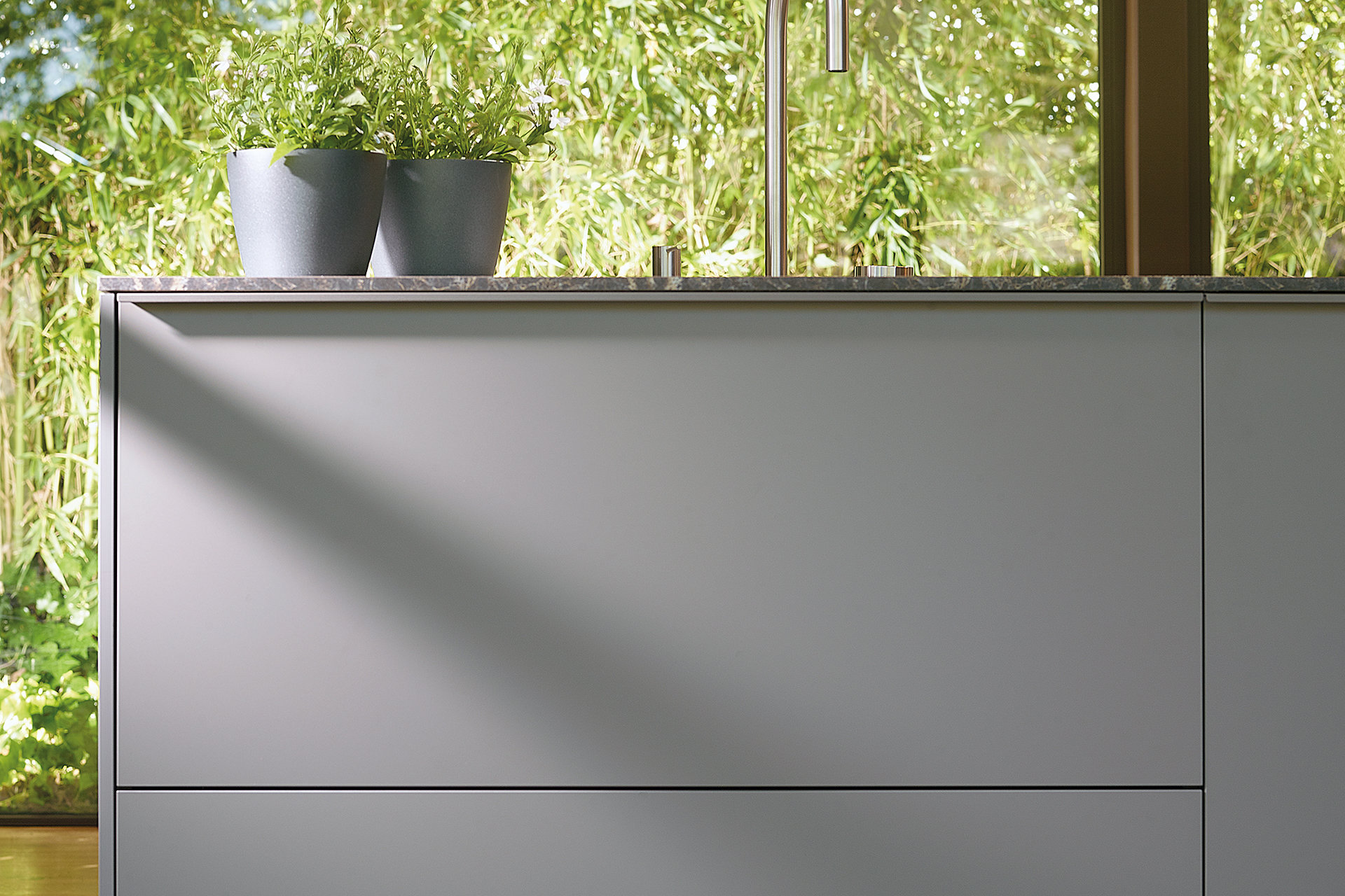 Mobiliario gris de cocina con península Santos