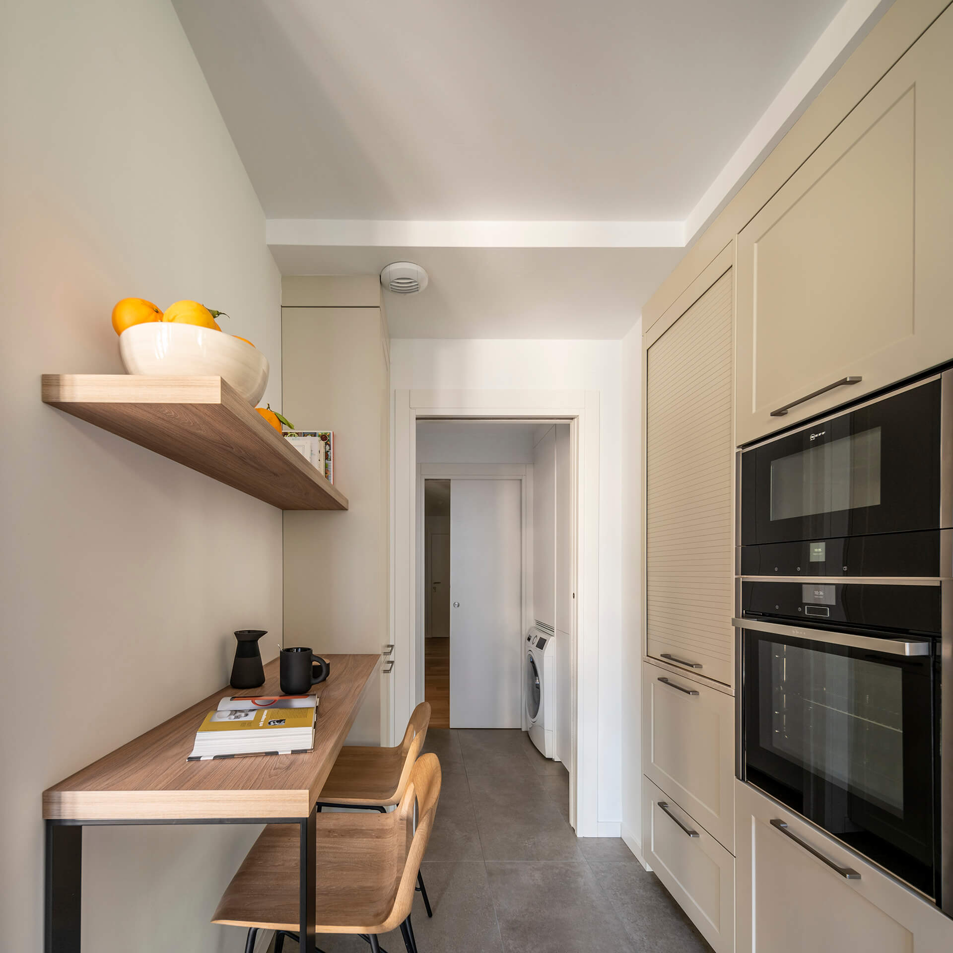 Cuisine blanche en ligne avec comptoir en bois