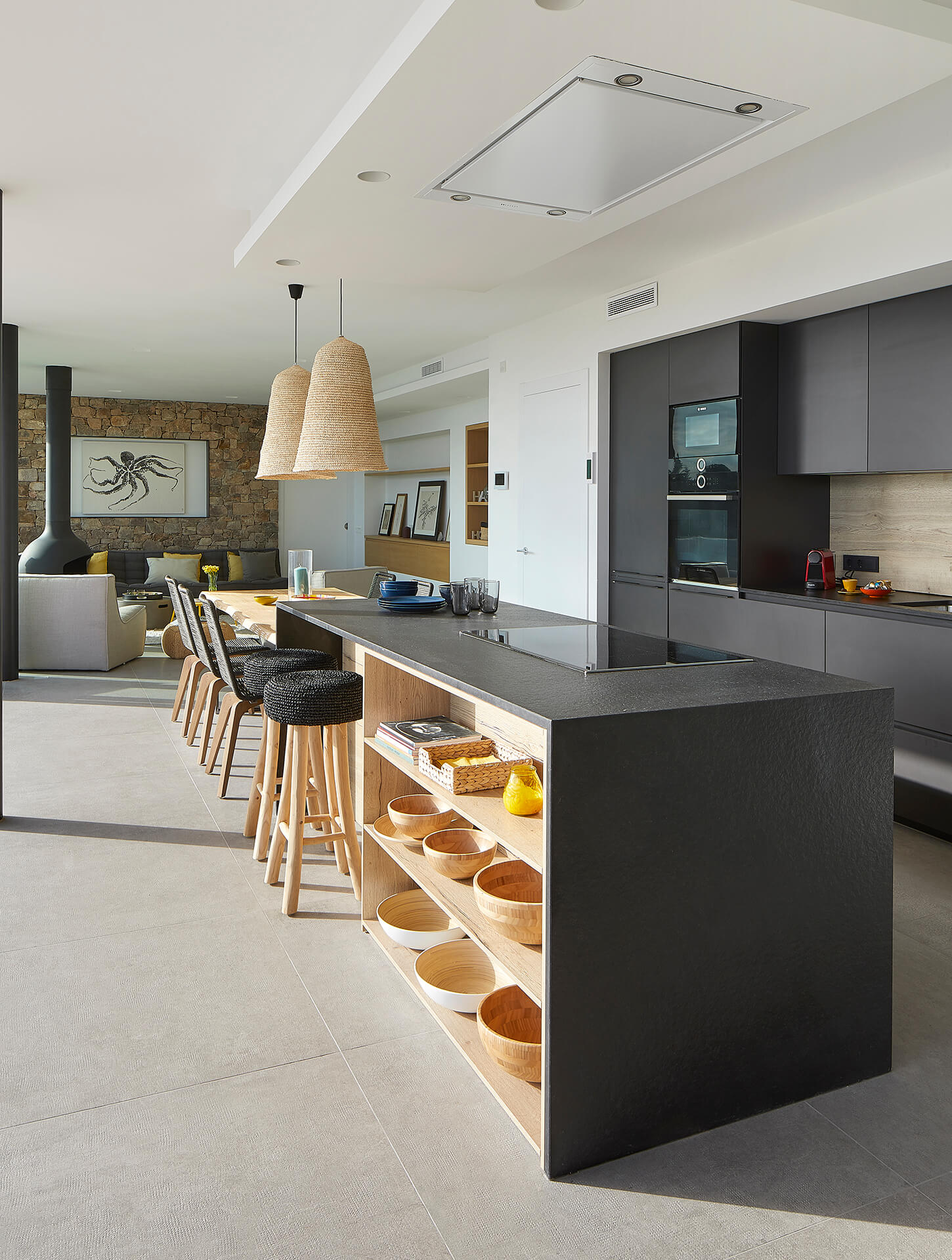 Cocina con isla con acabado en grafeno y madera Santos