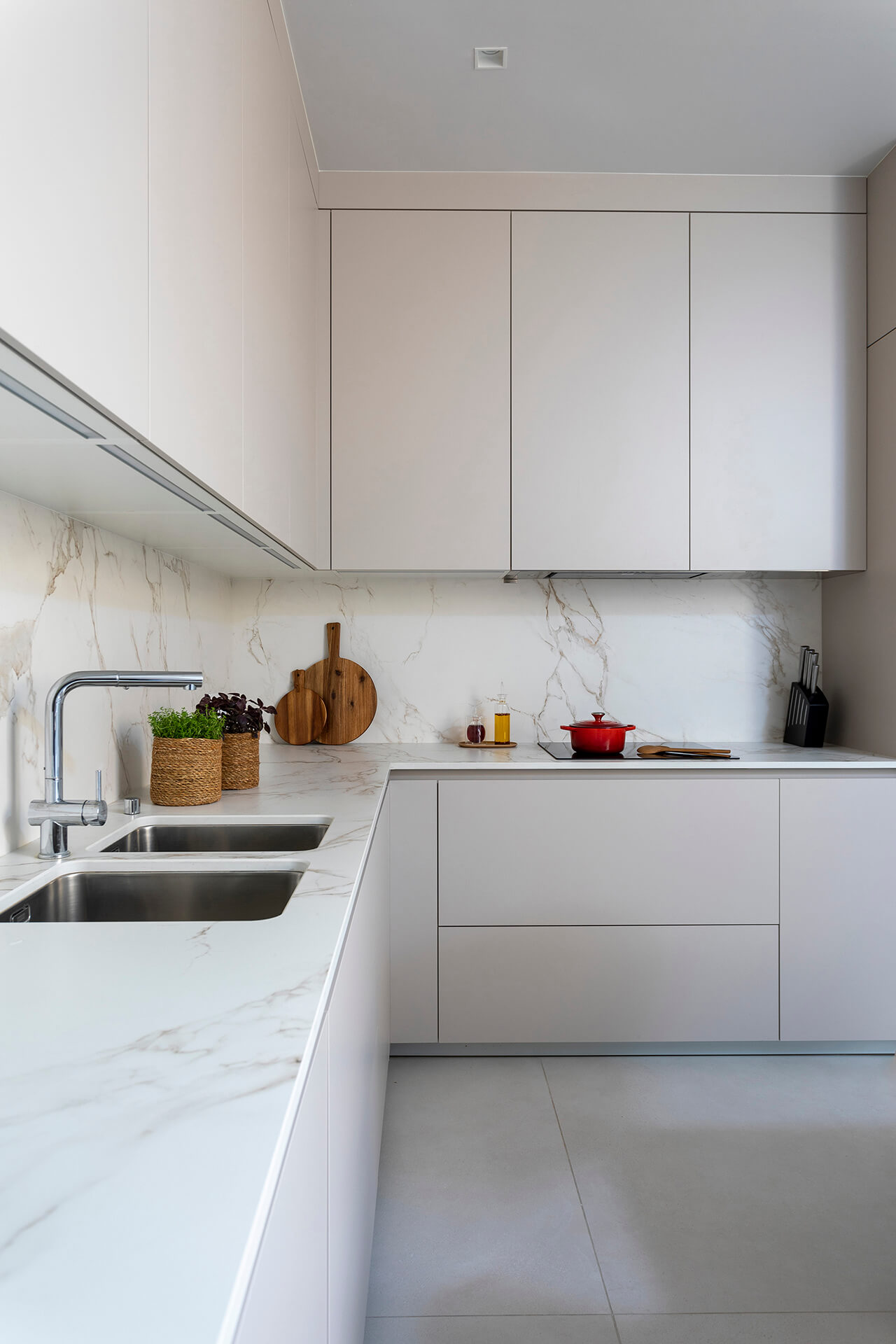 Cuisine en L avec zone de cuisson