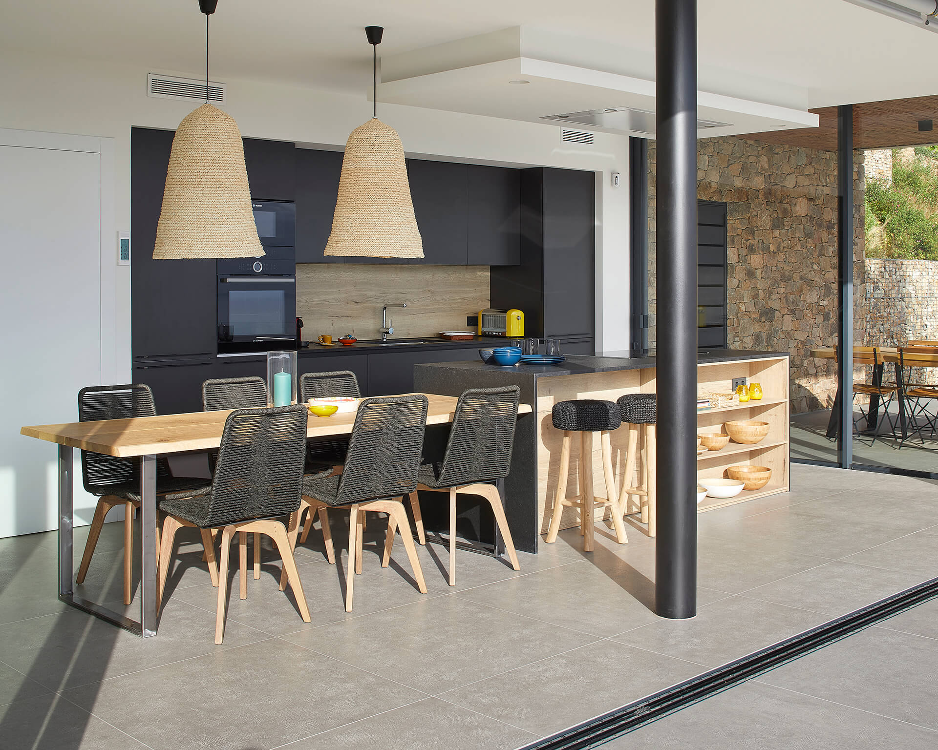 Cocina Santos con acabado en grafeno y madera con isla y comedor