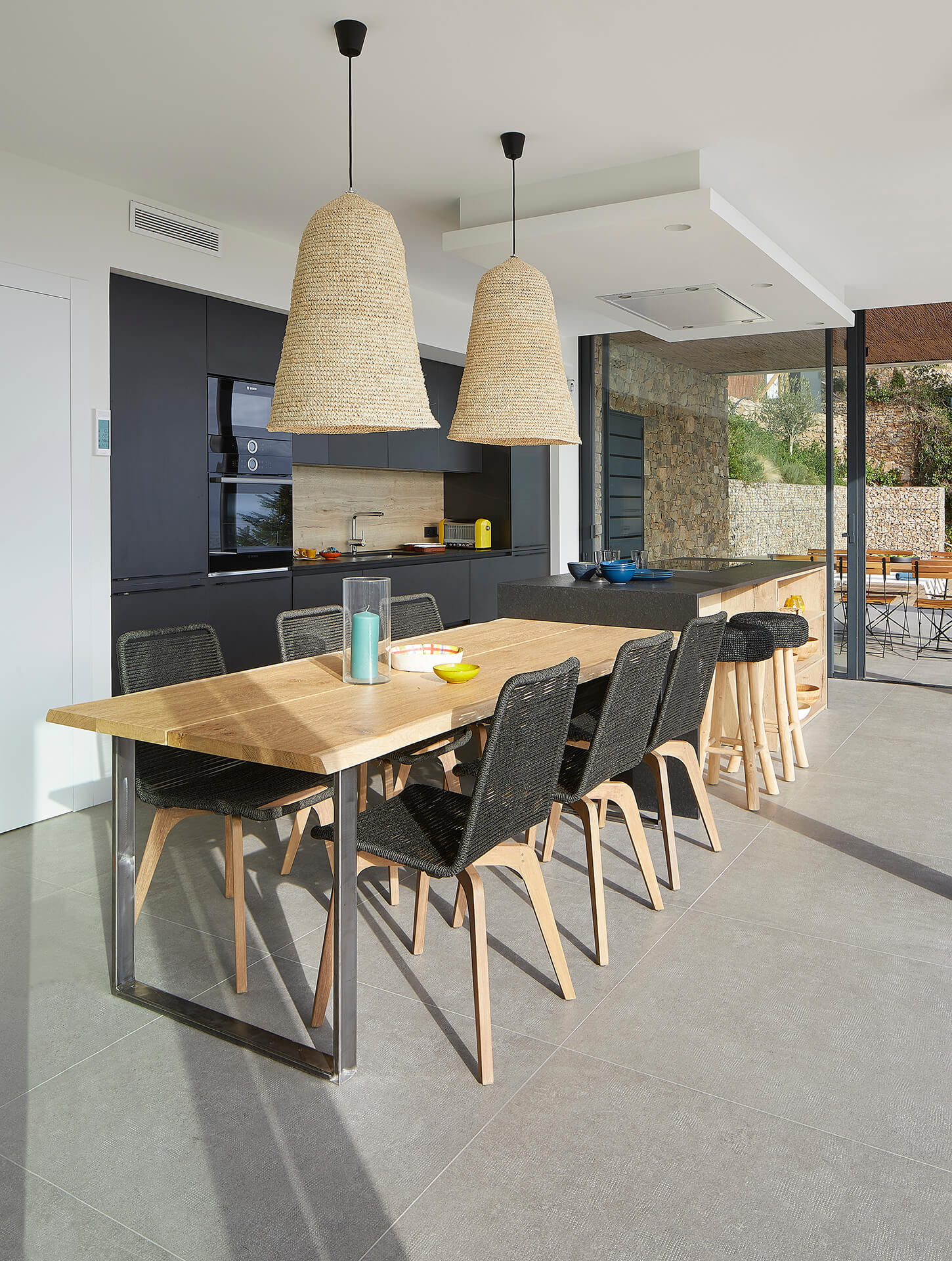 Cocina Santos con acabado en grafeno y mesa de madera