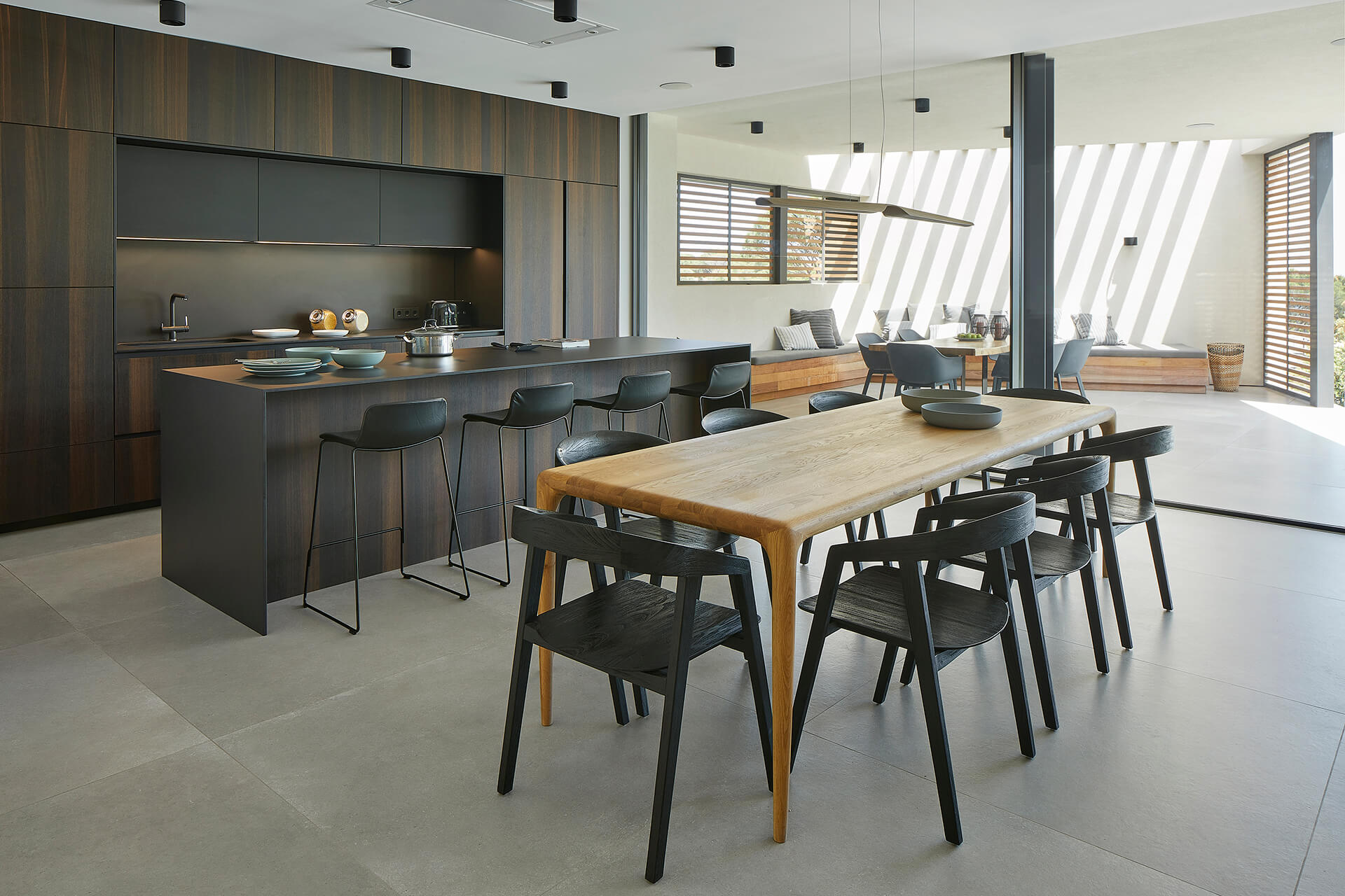 Cocina Santos acabado madera roble con comedor