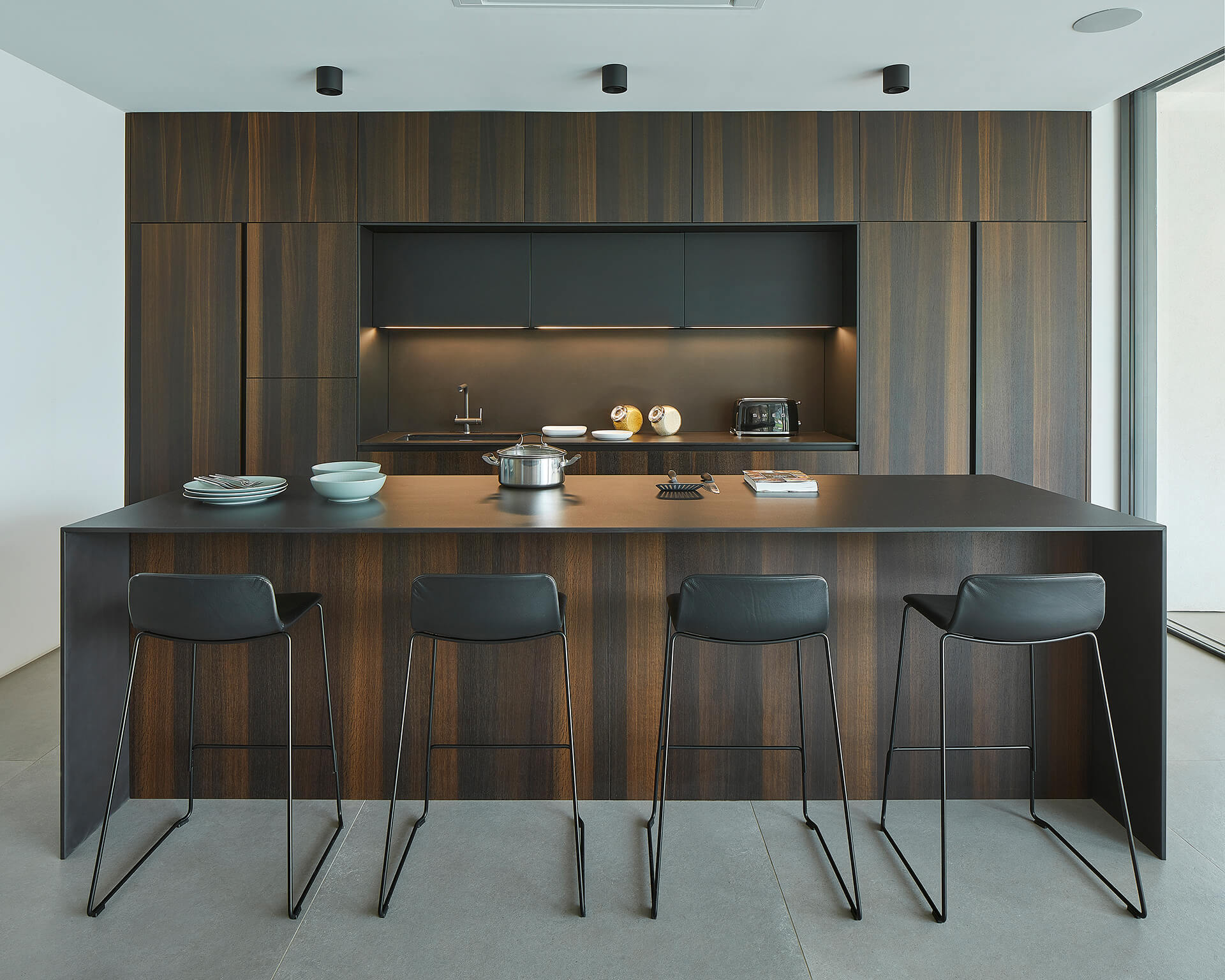 Cocina Santos con isla acabado negro y madera