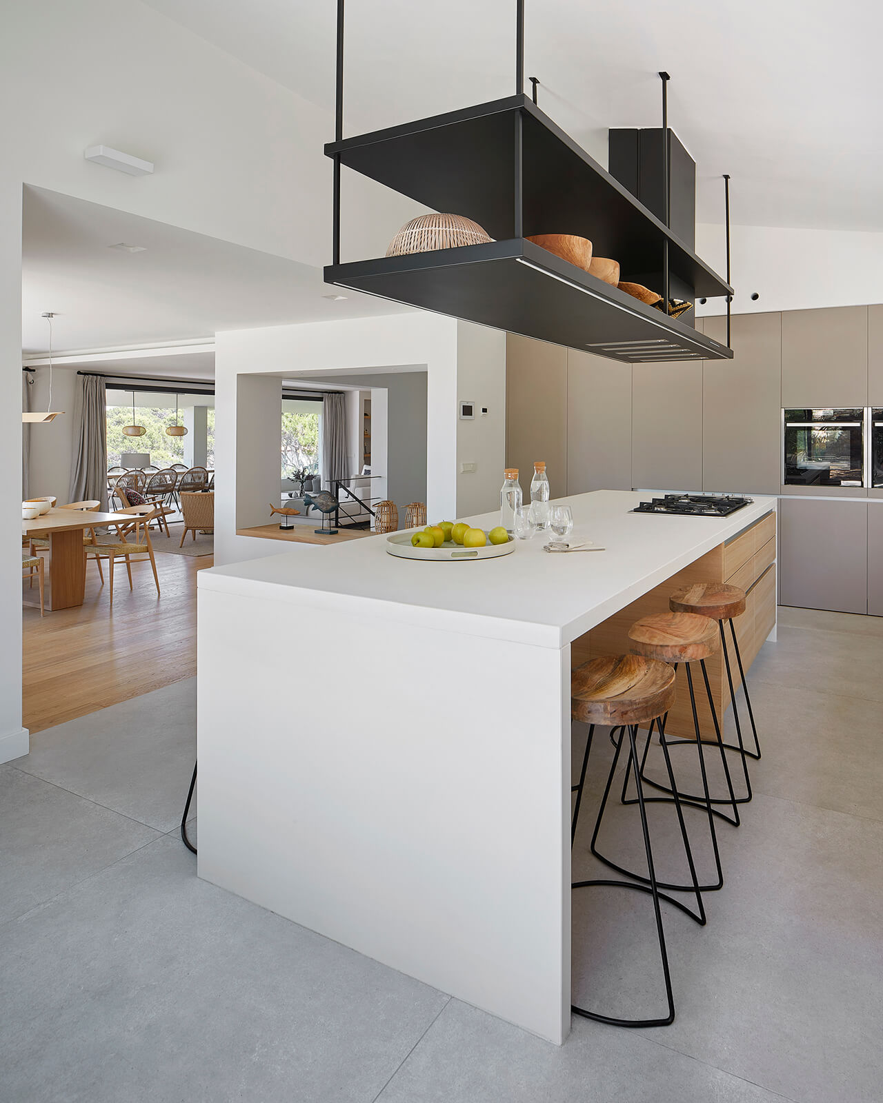 Cocina Santos con isla gris y madera