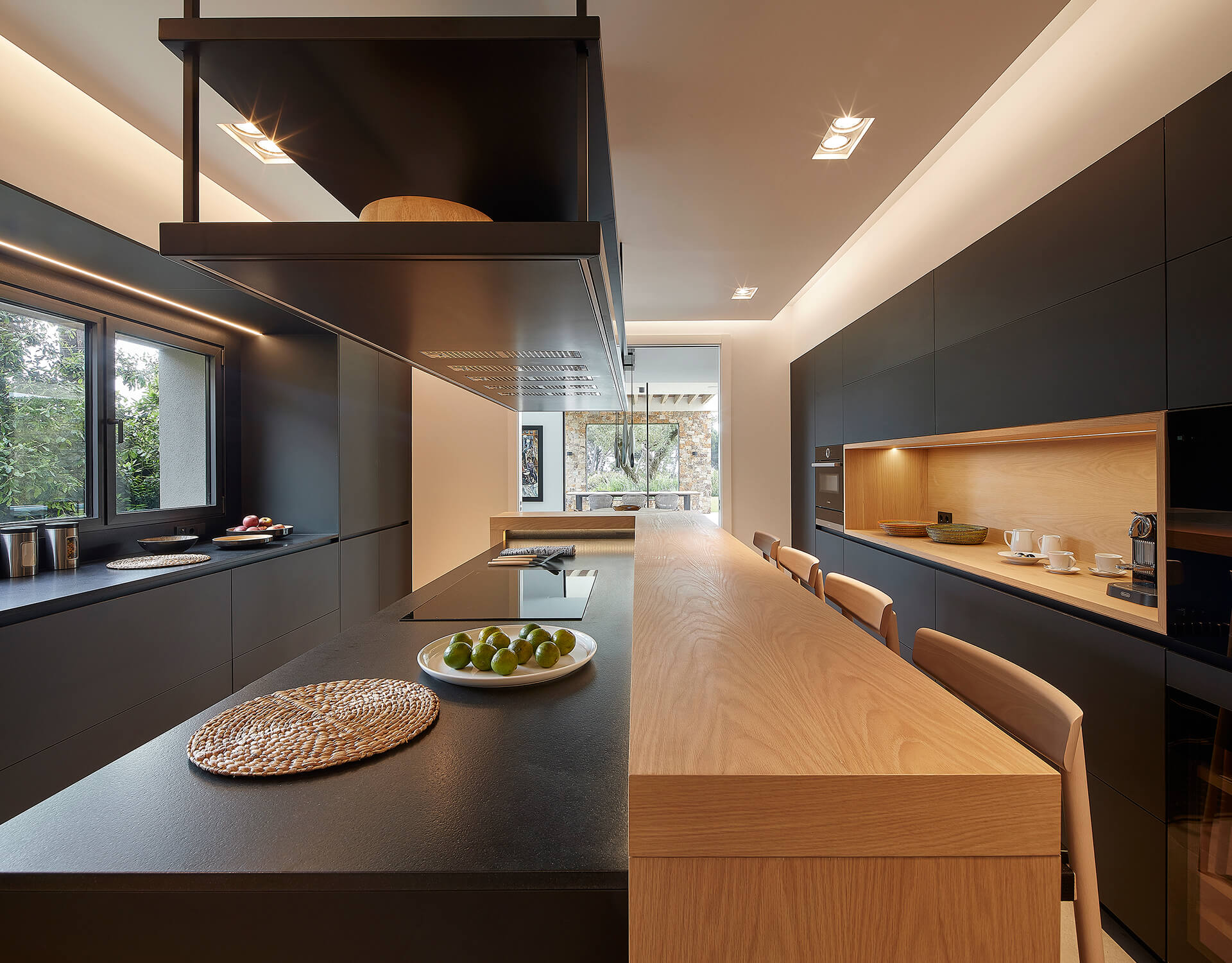 Cocina Santos con isla negra y madera clara