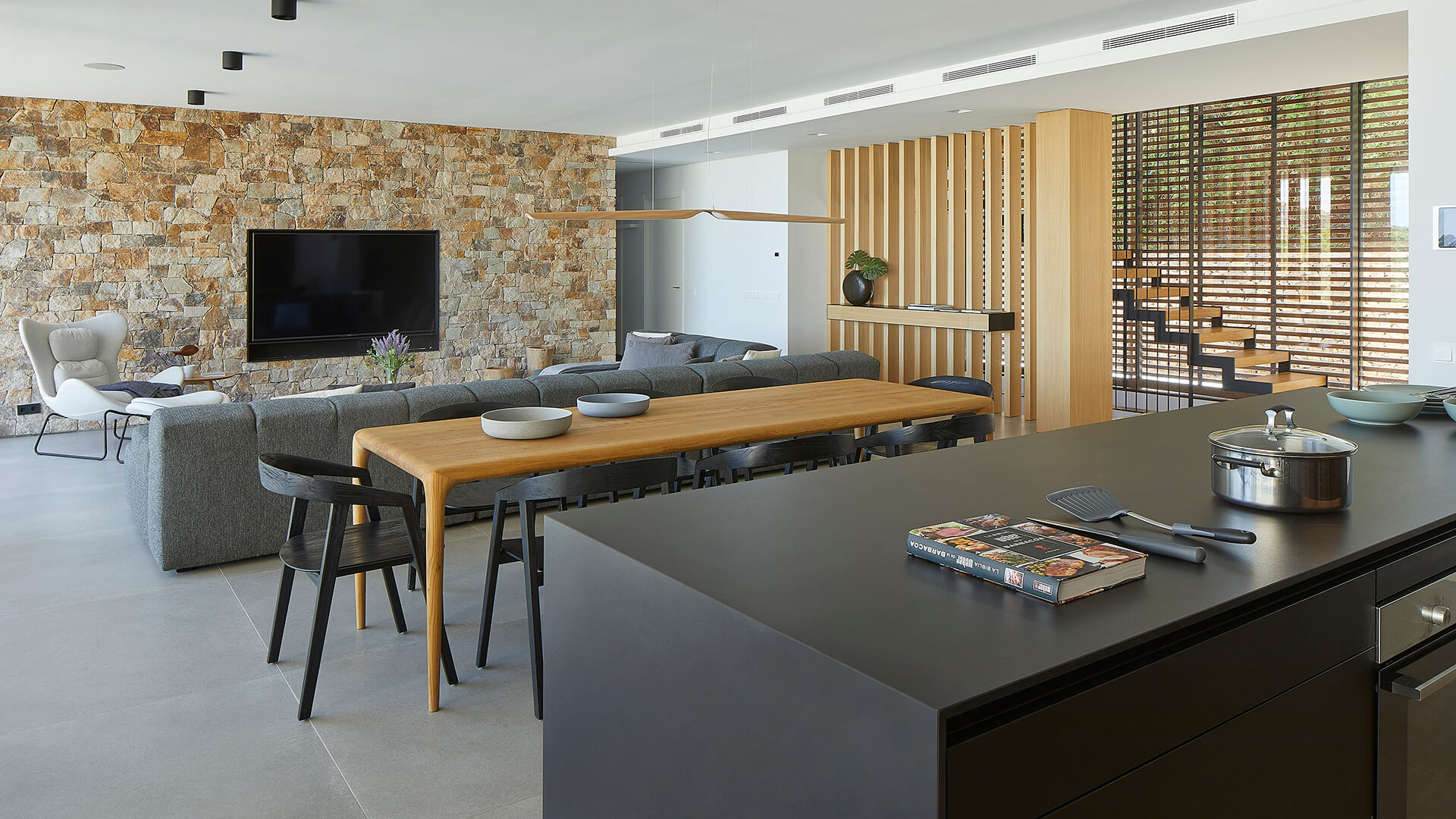 Cocina Santos de madera roble abierta al salón con comedor
