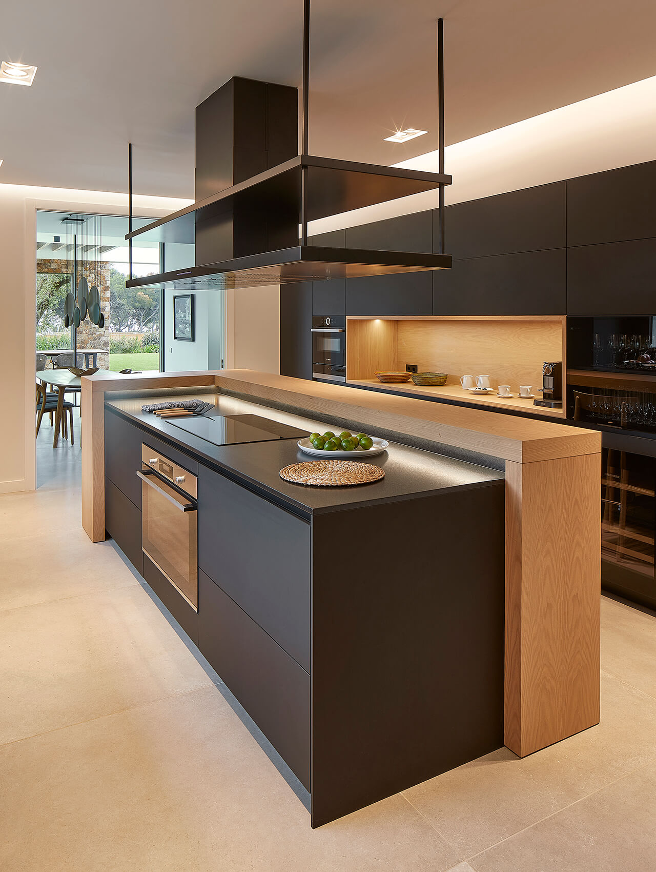 Cocina Santos negra abierta con isla