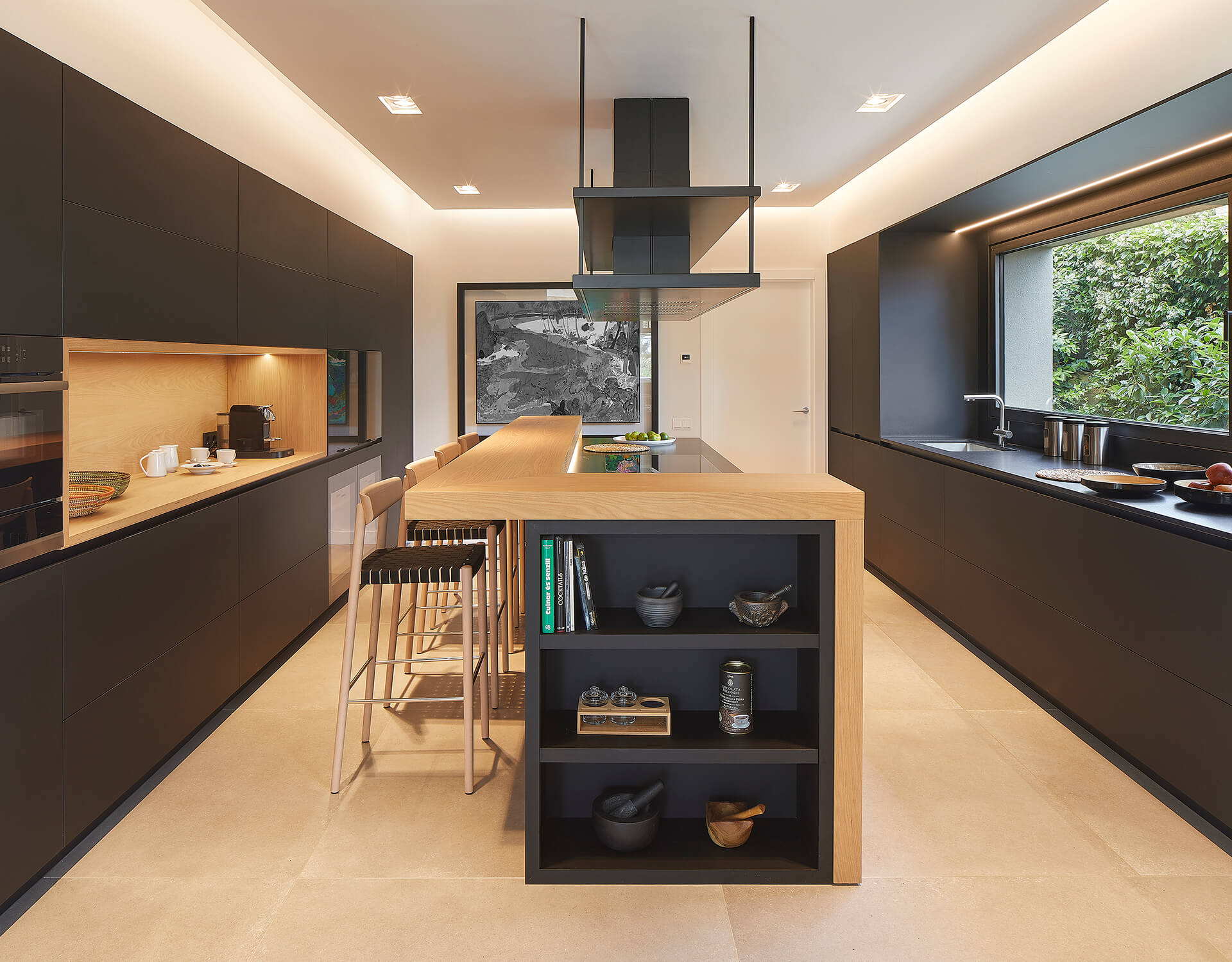 Cocina Santos negra con madera clara